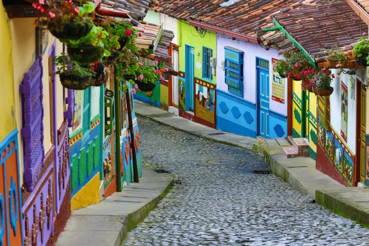 guatape colombia beautiful houses street