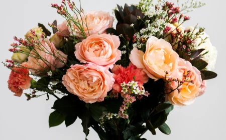 how to arrange flowers a bouquet in a clear vase
