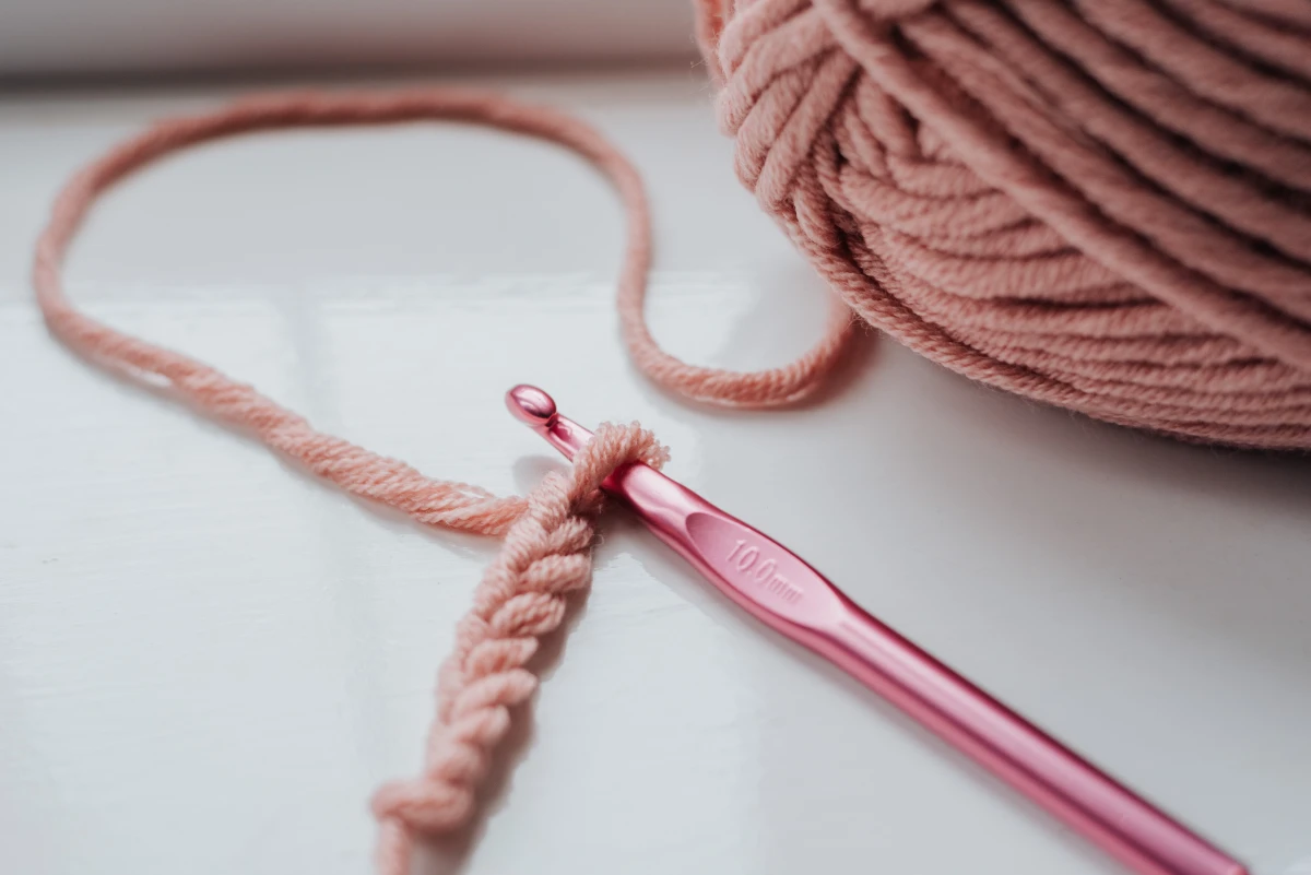 easy crochet patterns pink crochet needles and yarn