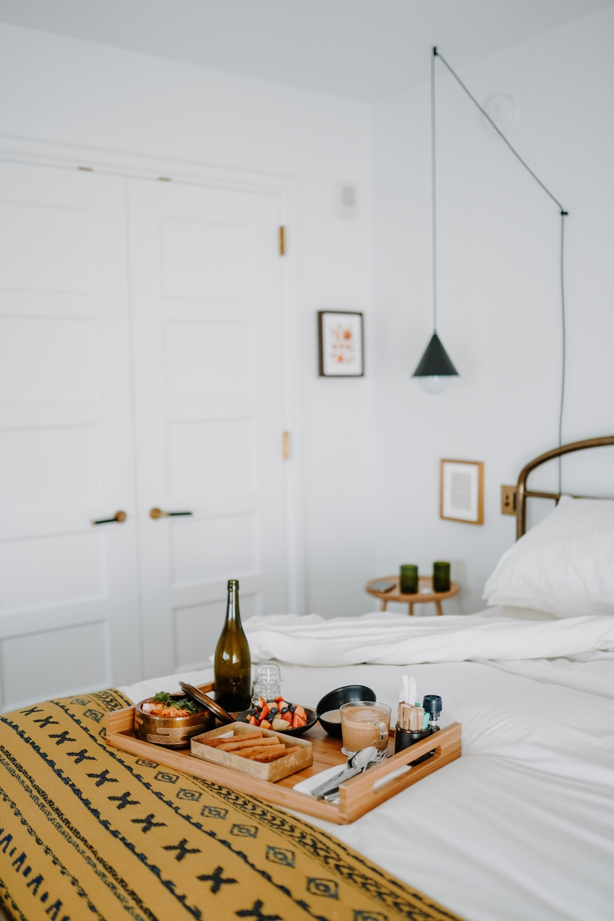 easy ways to make your bedroom look better