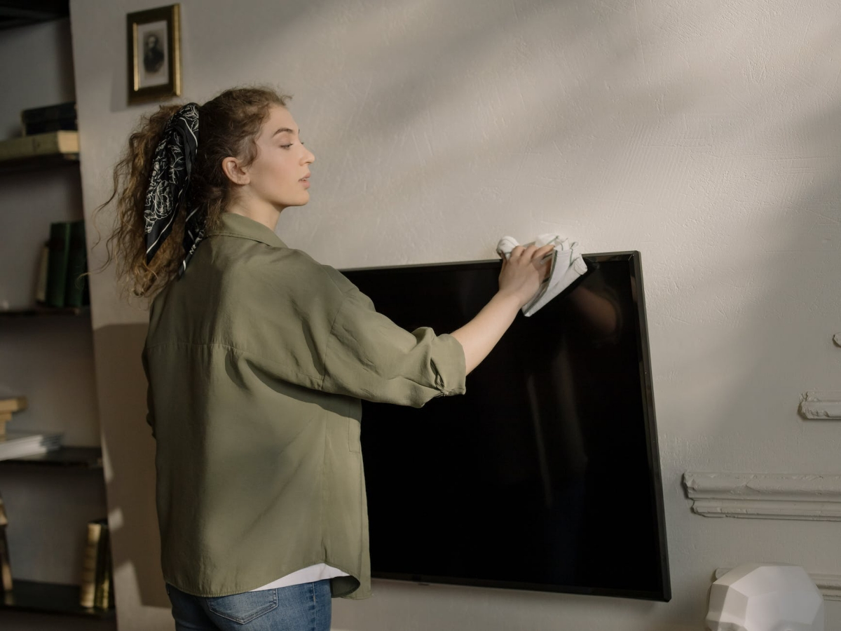 how to clean tv screen smudges