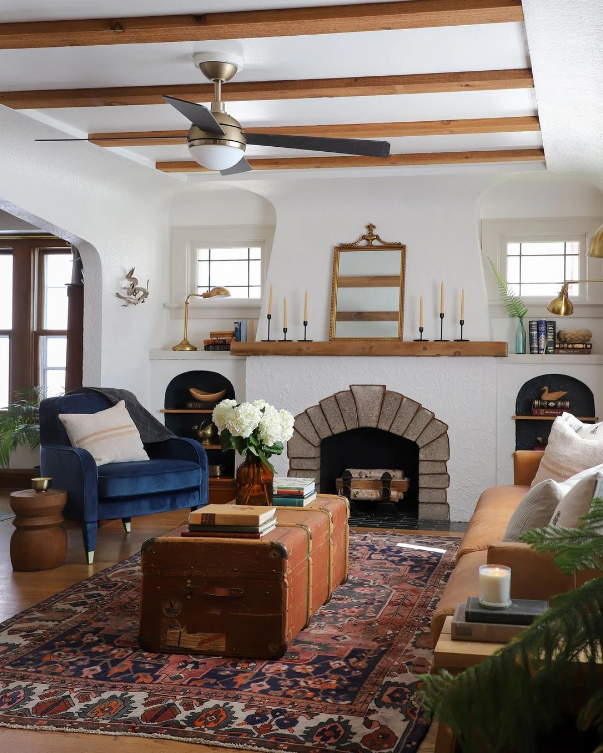 living room design in cottage