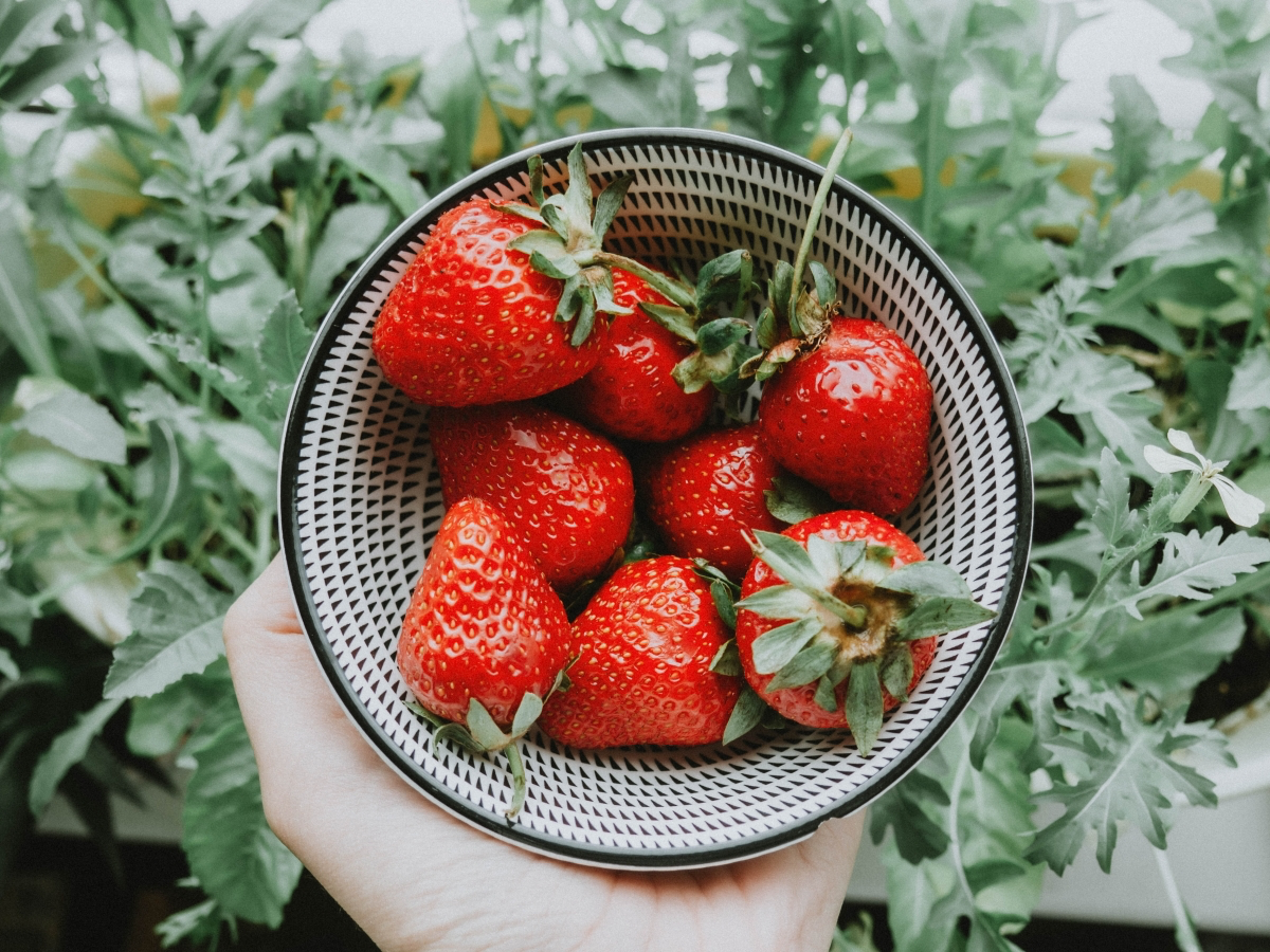 washing berries with vinegar