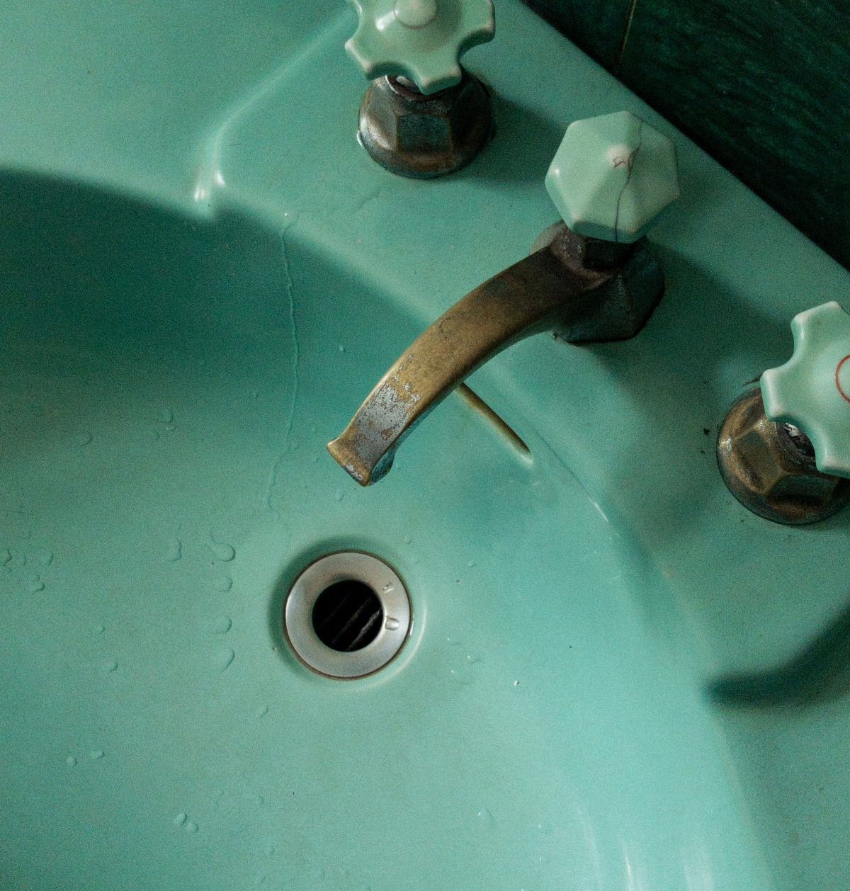 how to properly clean a sink drain