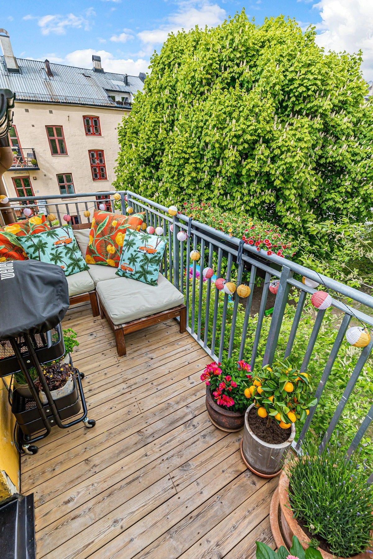 summer balcony decor