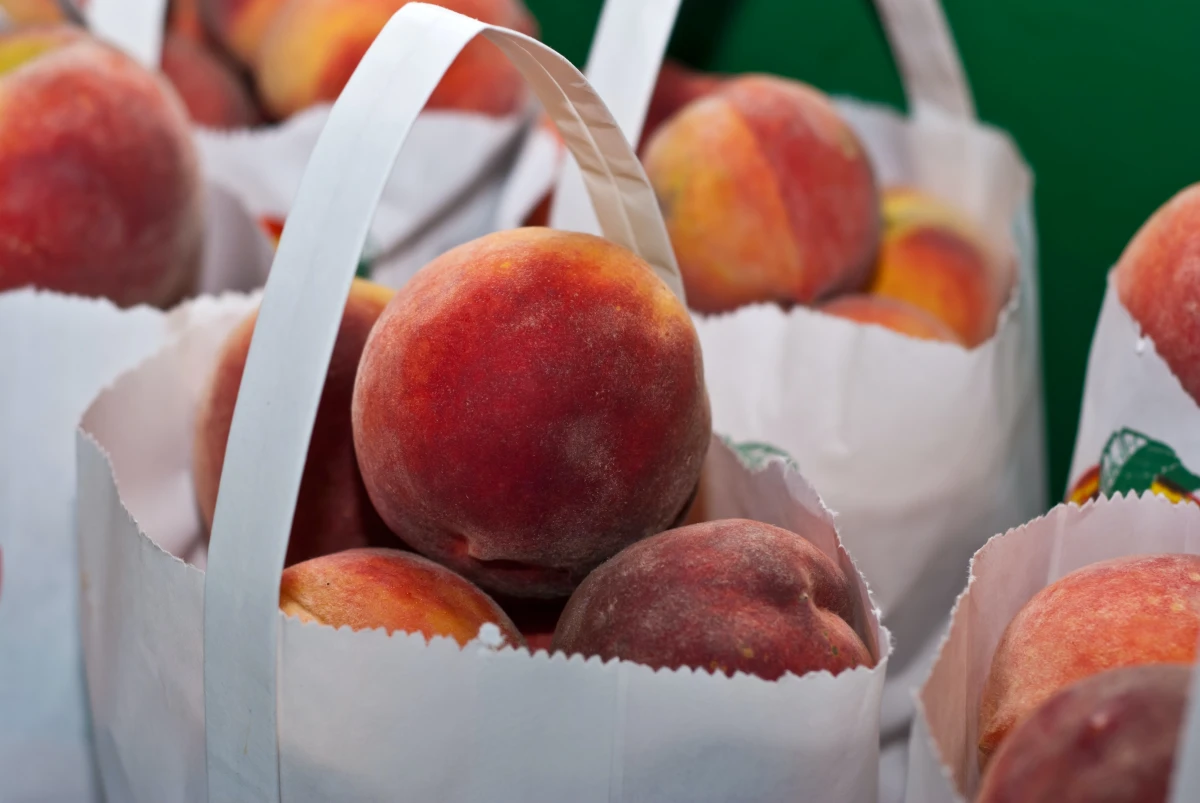 benefits of peaches peaches in white paper basket