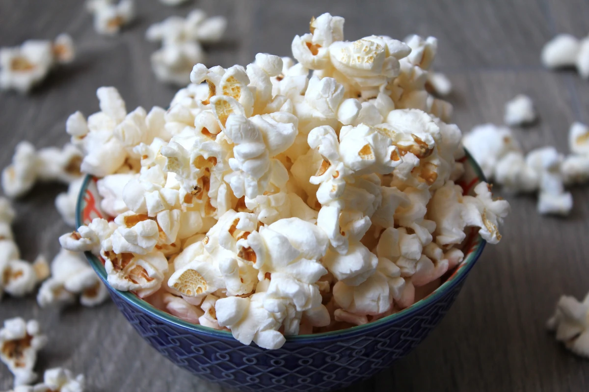 low calorie snacks popcorn in a bowl