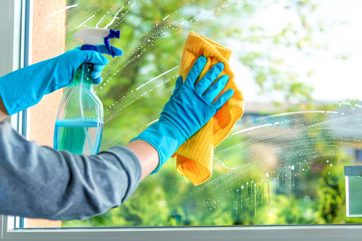 Achieve Sparkling Results! 3 Best Homemade Window Cleaner Recipes