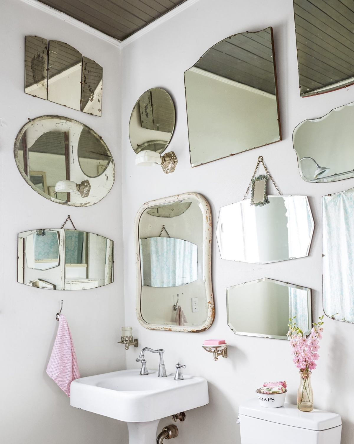 5 Places in Your Home You Should Never Hang a Mirror