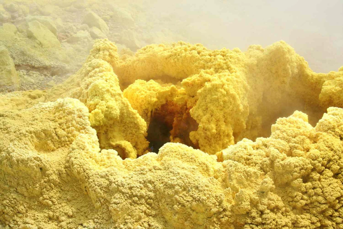 yellow sulfur powder