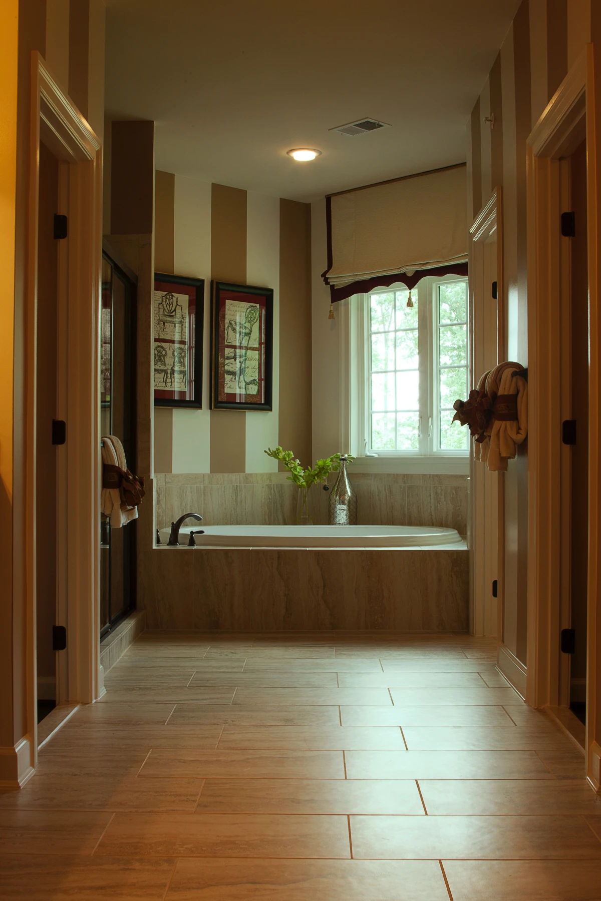 bathroom with tub