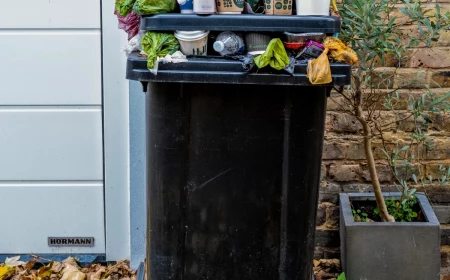 how to keep a garbage can from smelling compost full trash can