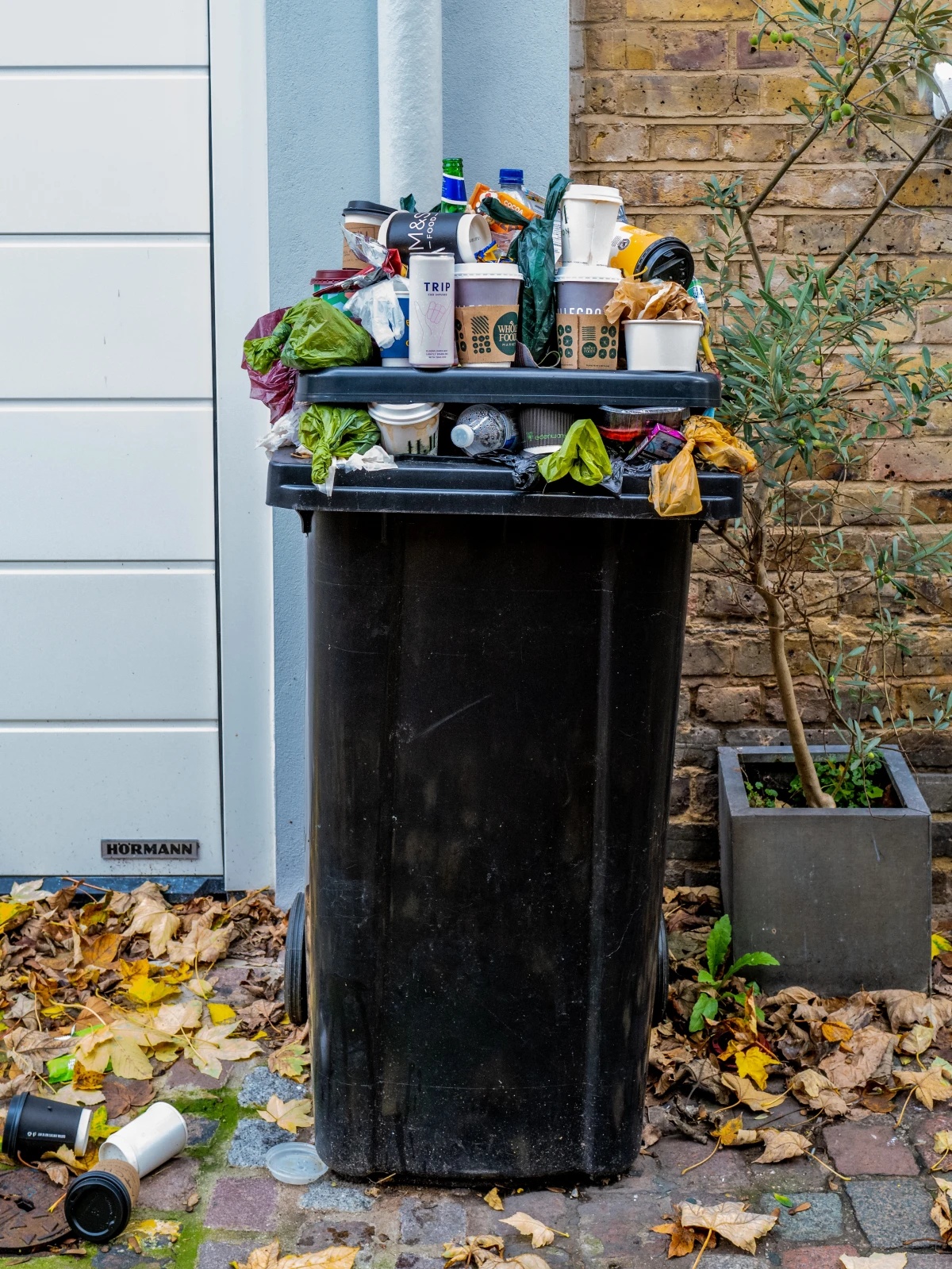 how to keep a garbage can from smelling compost full trash can