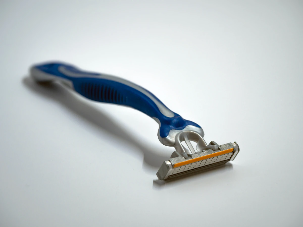 make your shaving razors last longer blue razor on white background