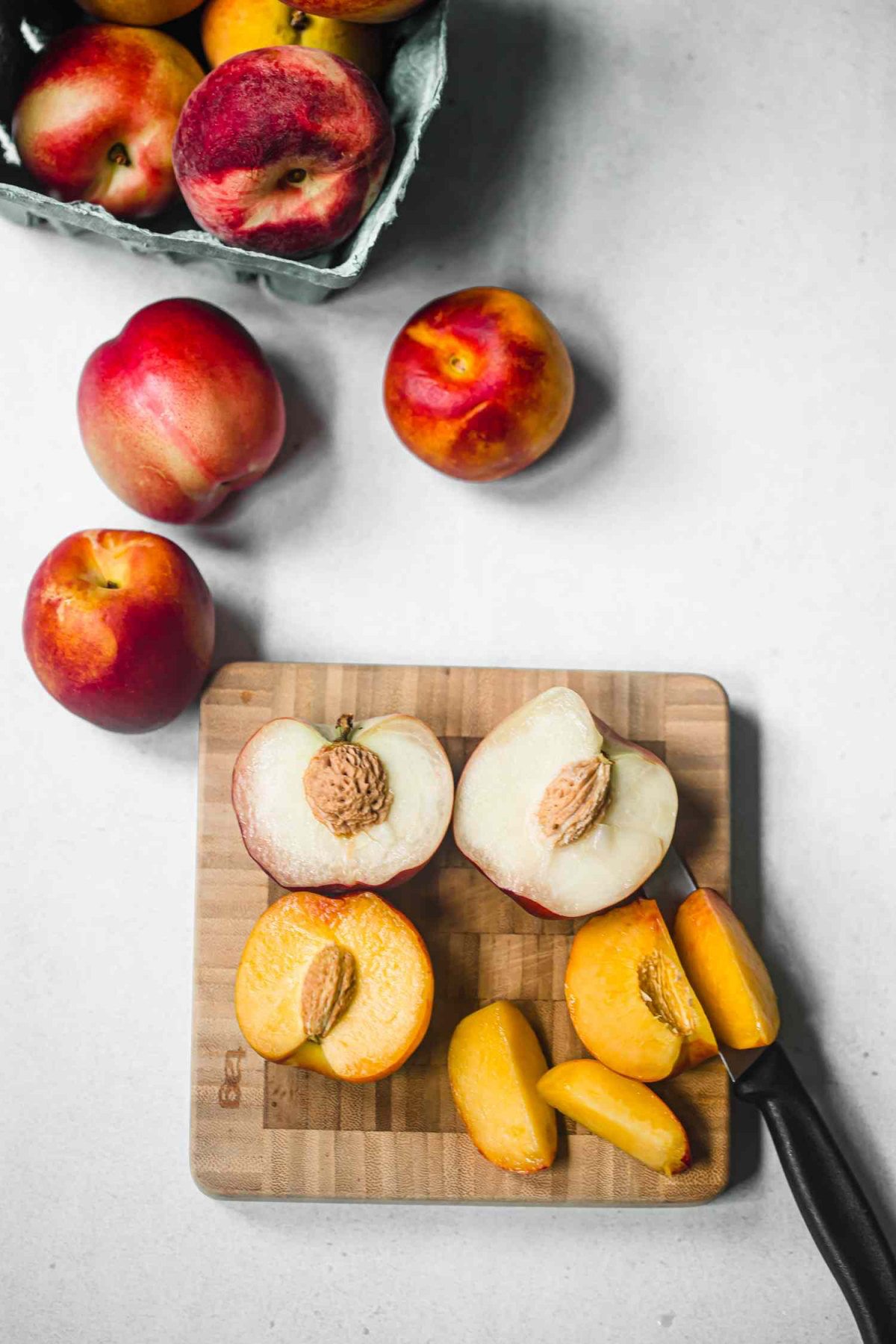 what's the difference between peaches nectarines and apricots