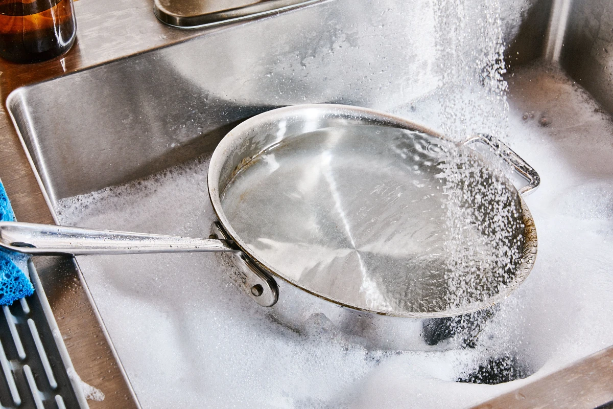 cleaning stainless steel pan