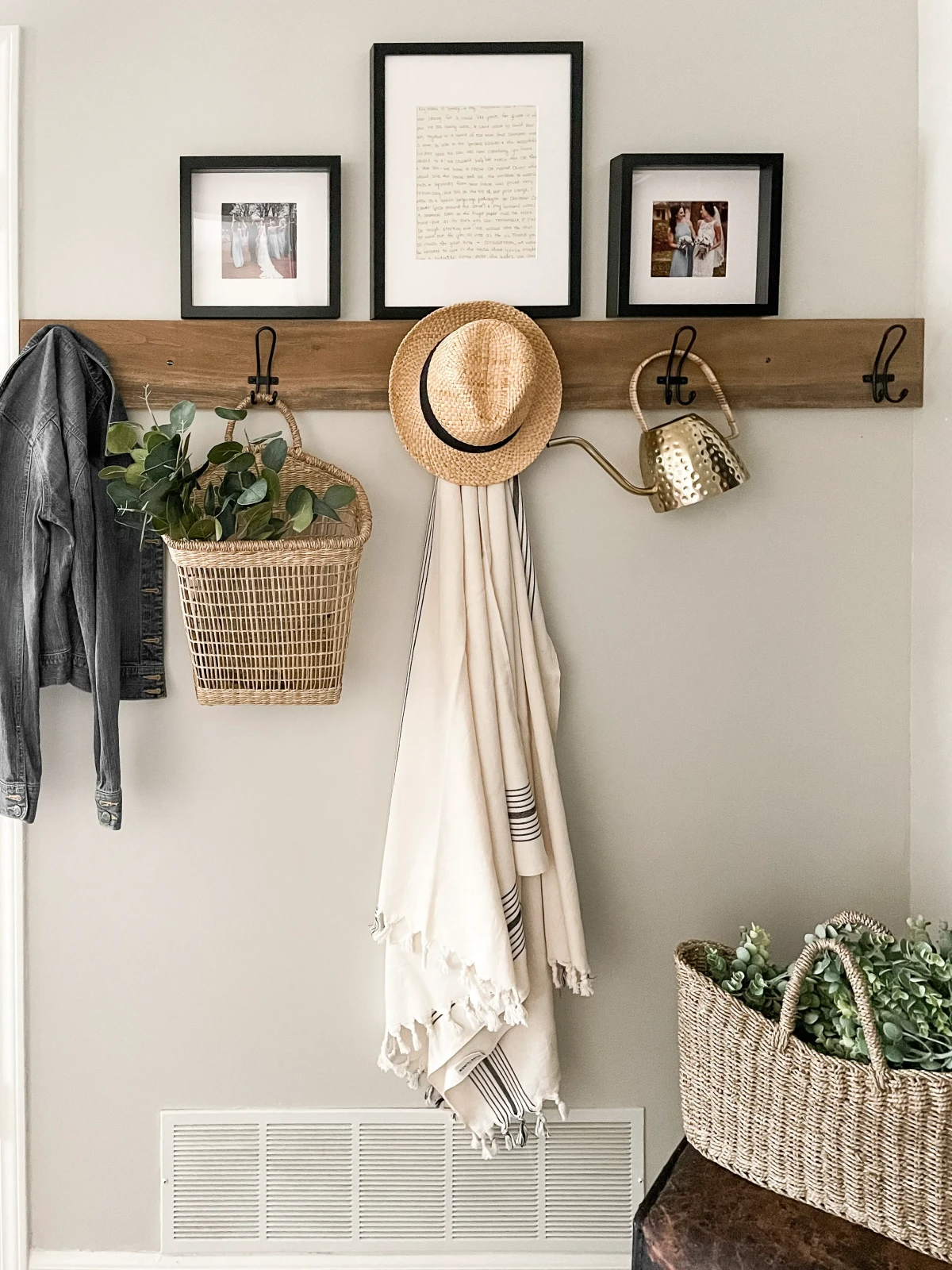 entryway with wooden hanger