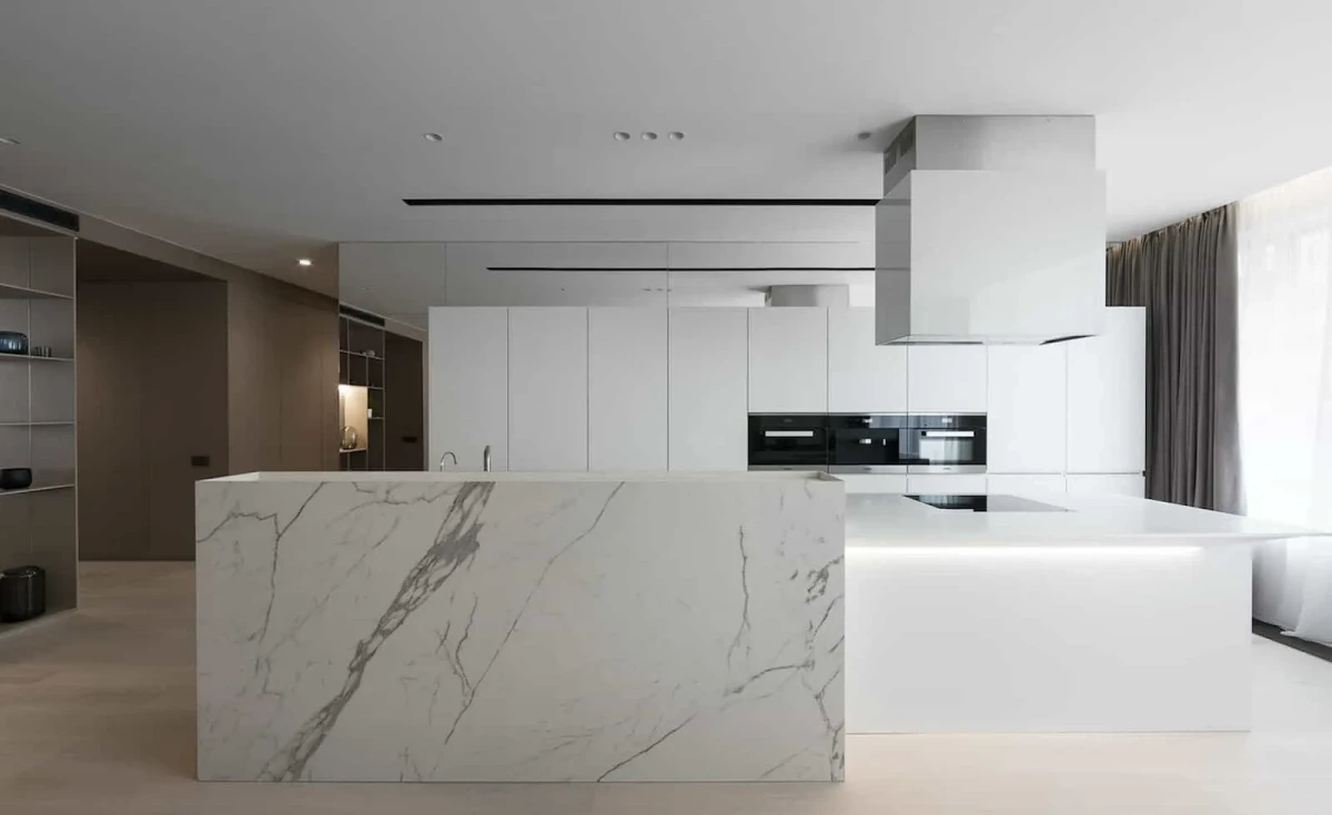 glossy kitchen in white