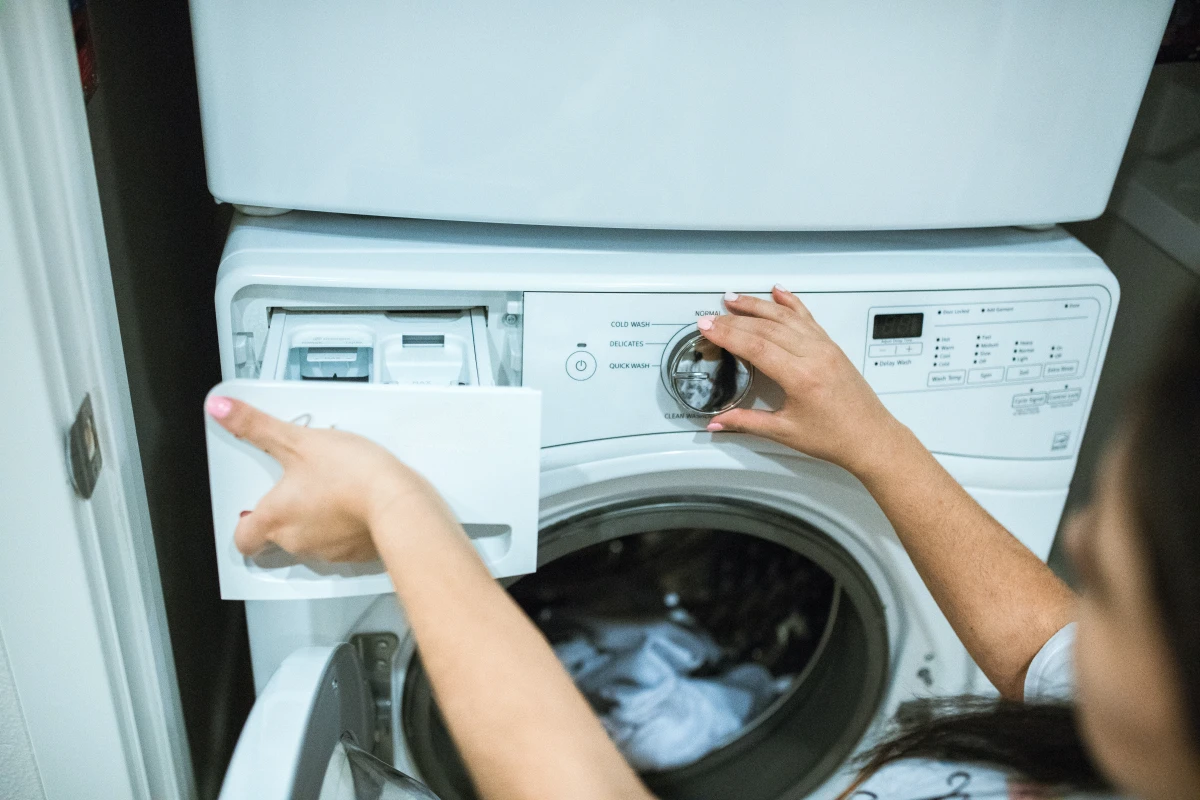 how to make your laundry smell good woman using the washer