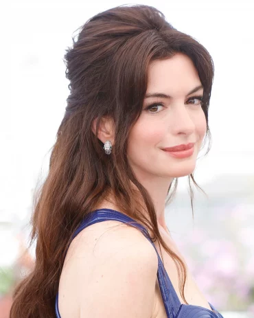 anne hathaway hairstyle with purple dress