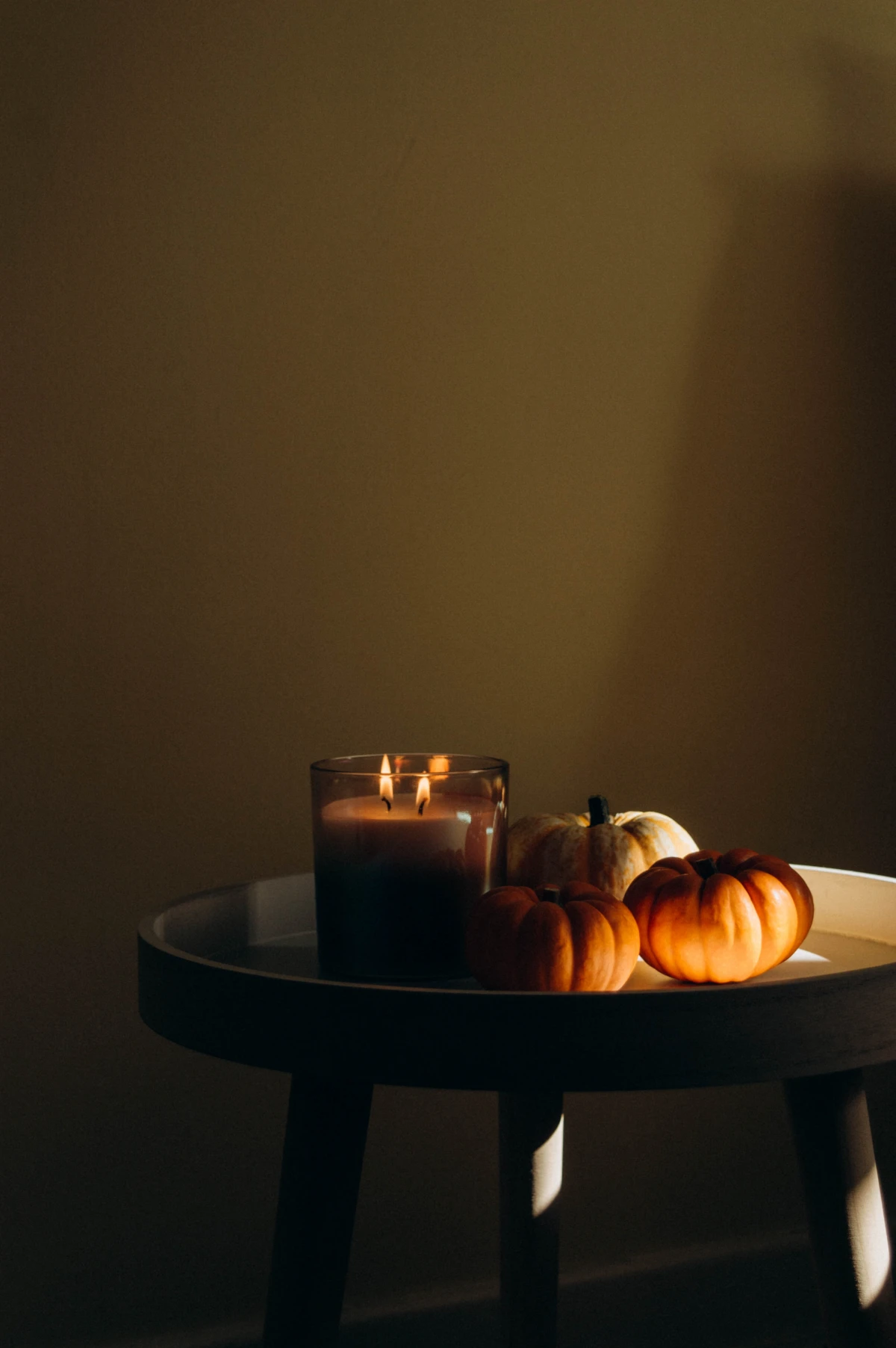 ways to make your home smell like fall burning candle fall decot