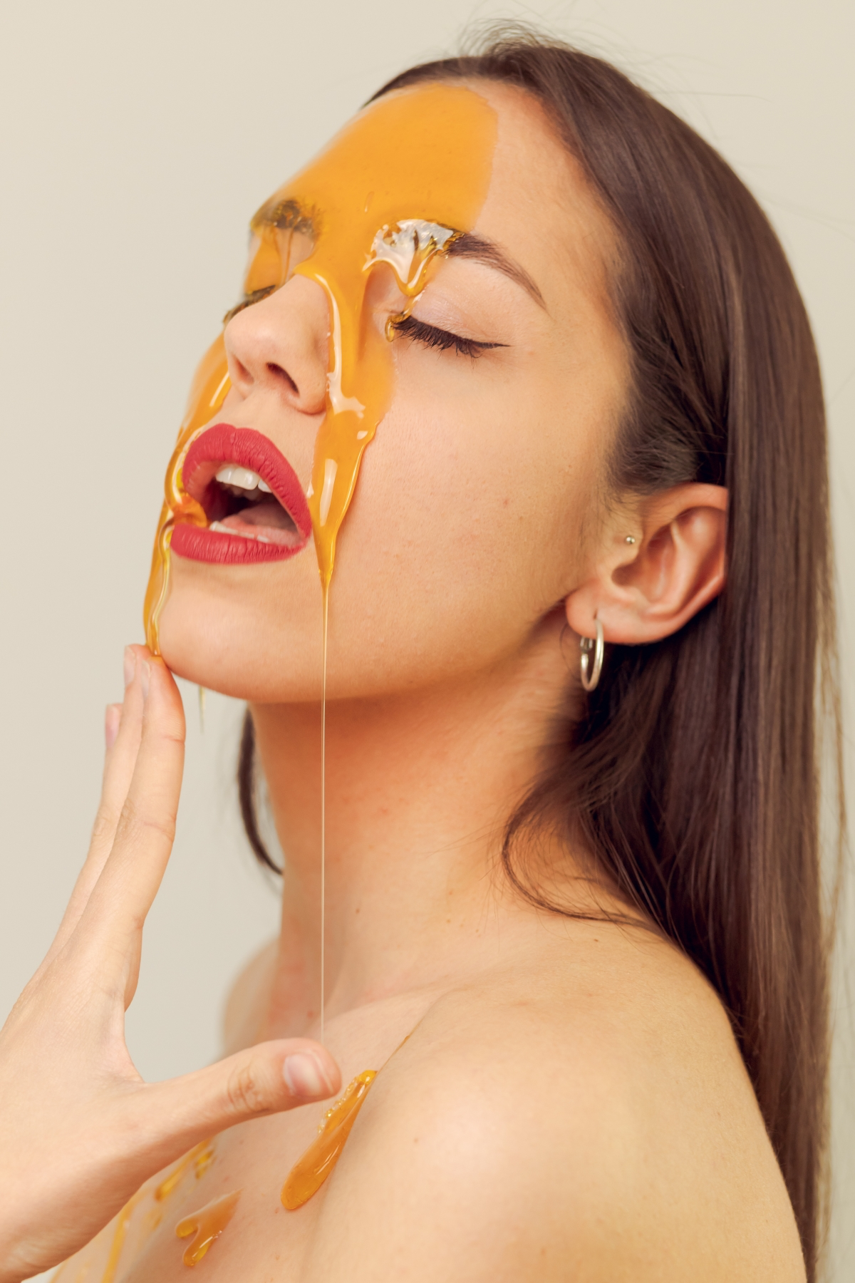 what are the benefits of using honey on your face