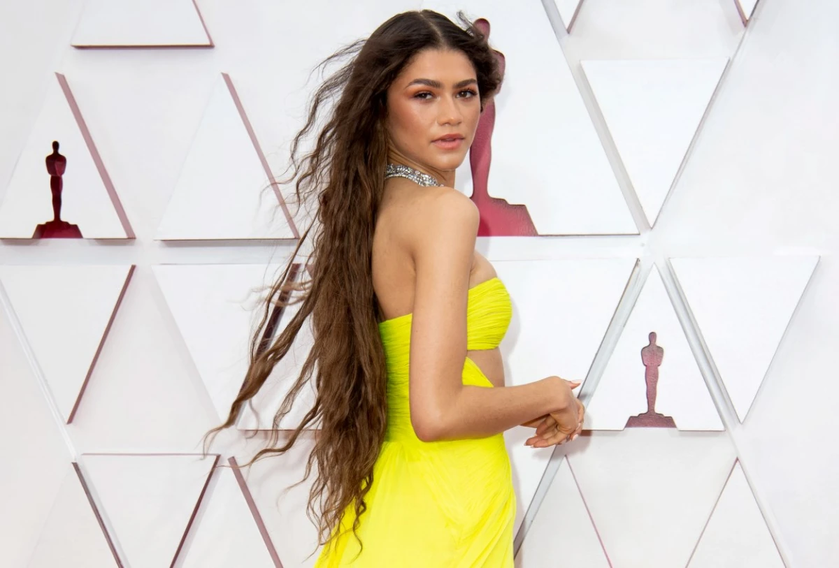 beach waves zendaya long hair