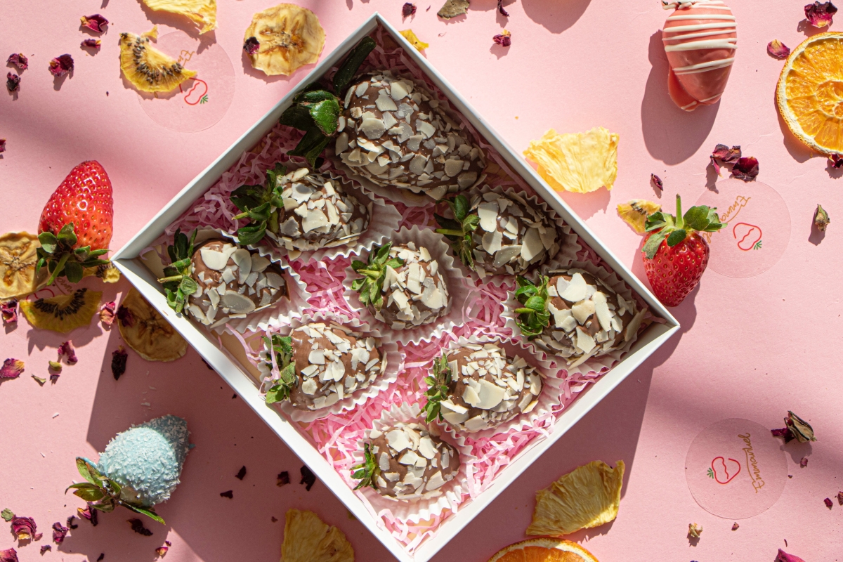 How to Make Decadent Christmas Chocolate Covered Strawberries