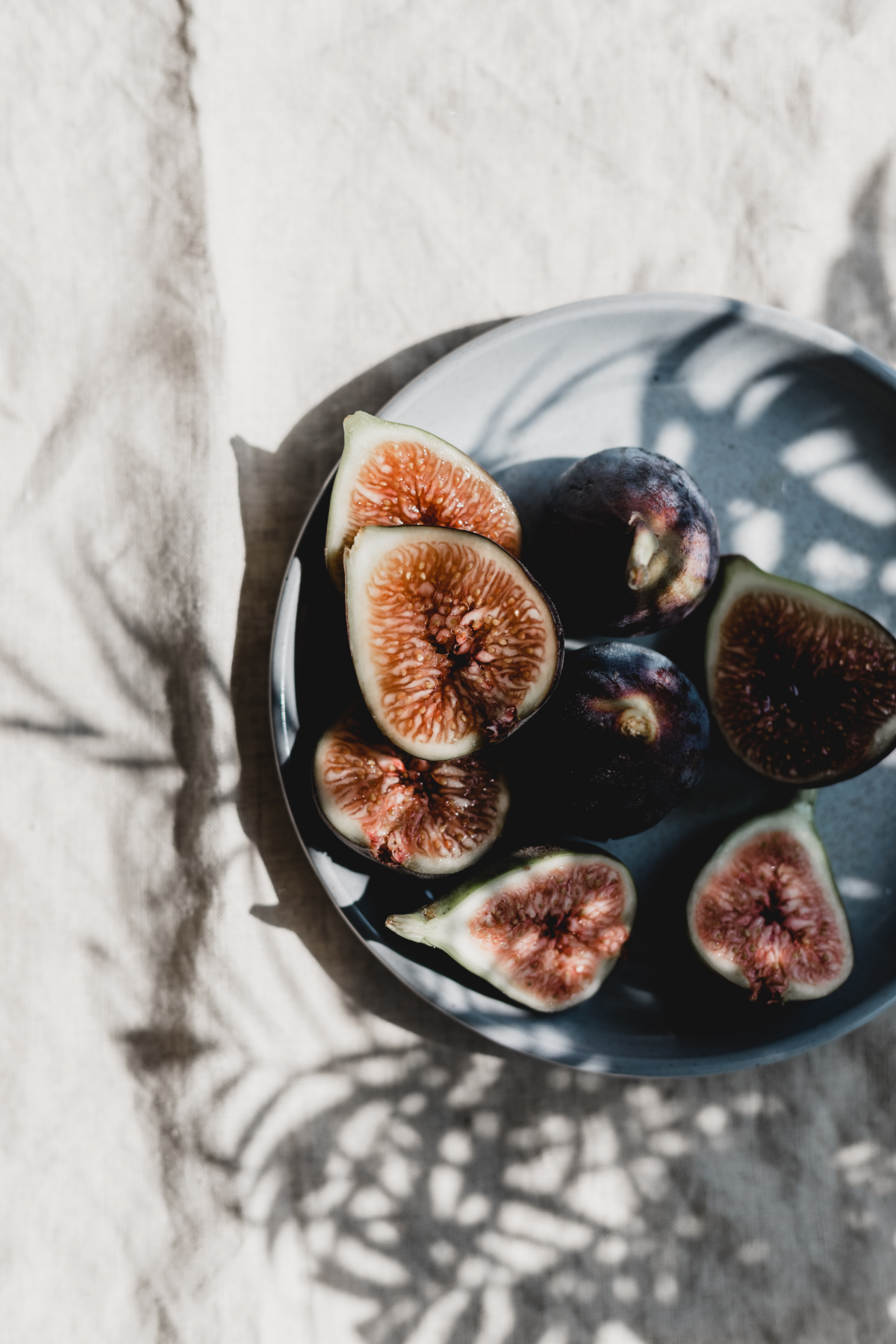 figs in a bowl