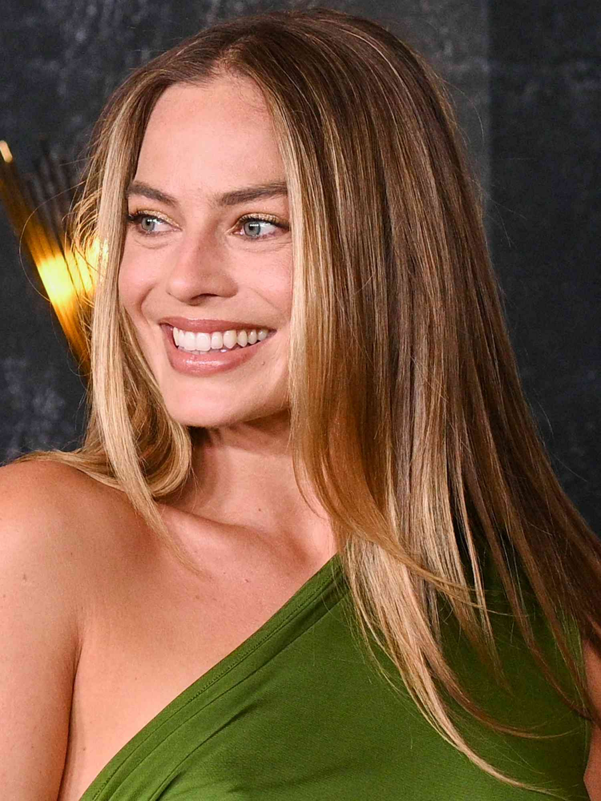 margot robbie sleek straight hair middle part