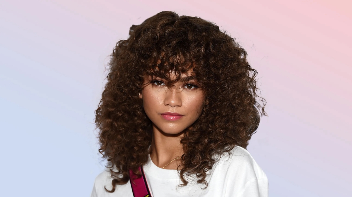 Medium-Length Curls: 8 Hairstyle Options You Should Try in 2024