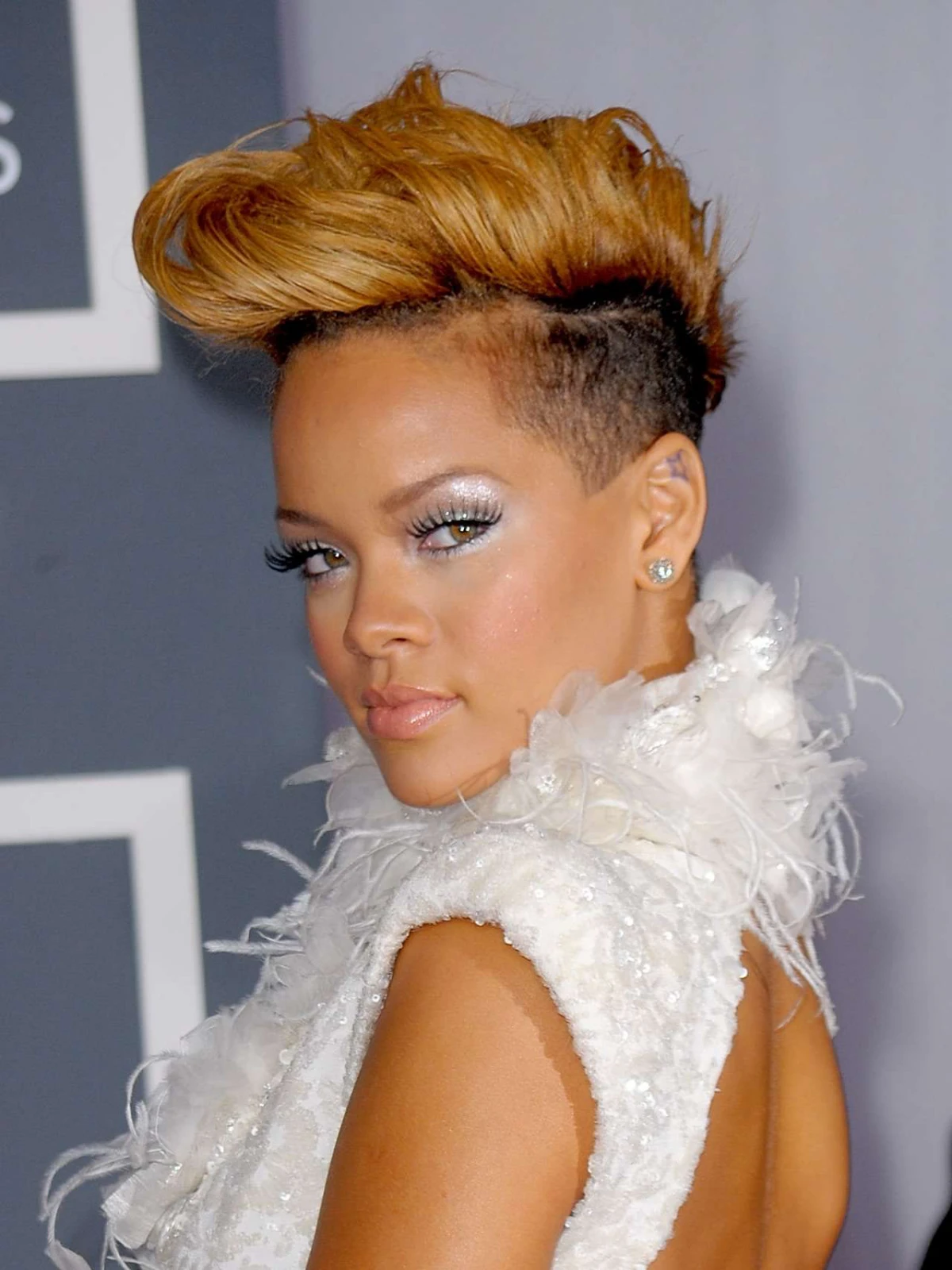 rihanna grammys pompadour look