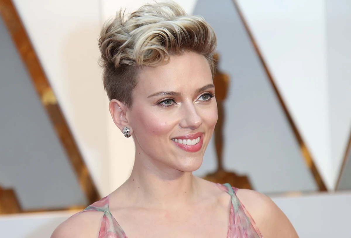 scarlett johanson short hair