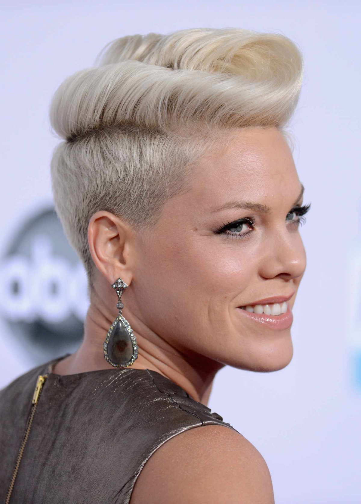 short hair cuts for round face women pink