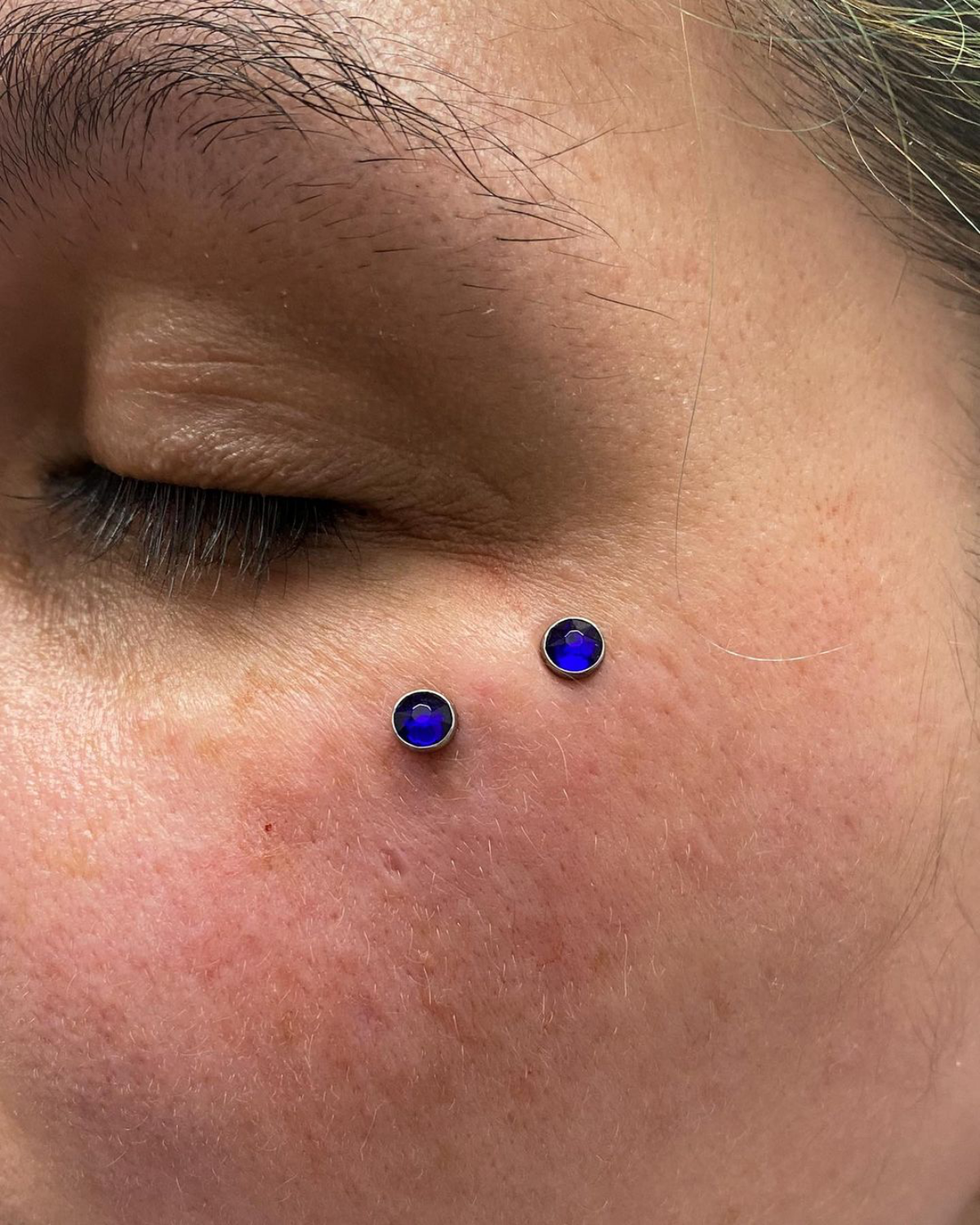 11 woman with gemstone anti eyebrow pierxing