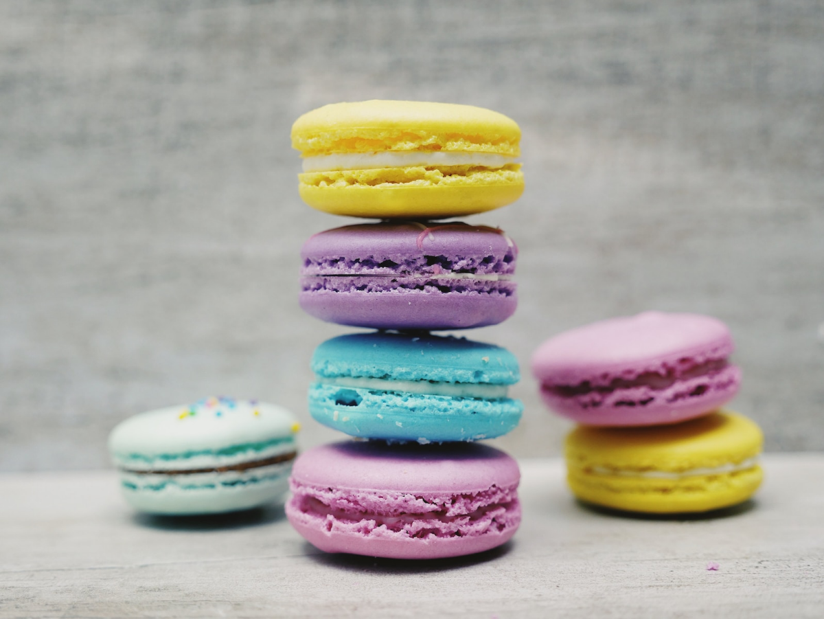different colors macaroons