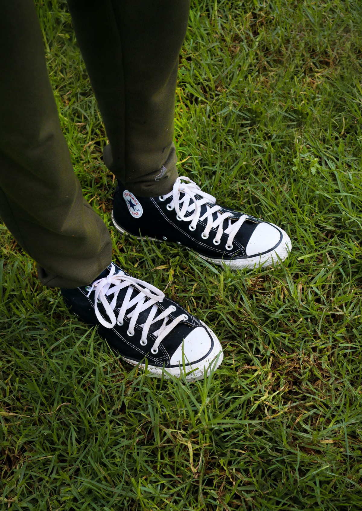 how to clean black canvas shoes converse