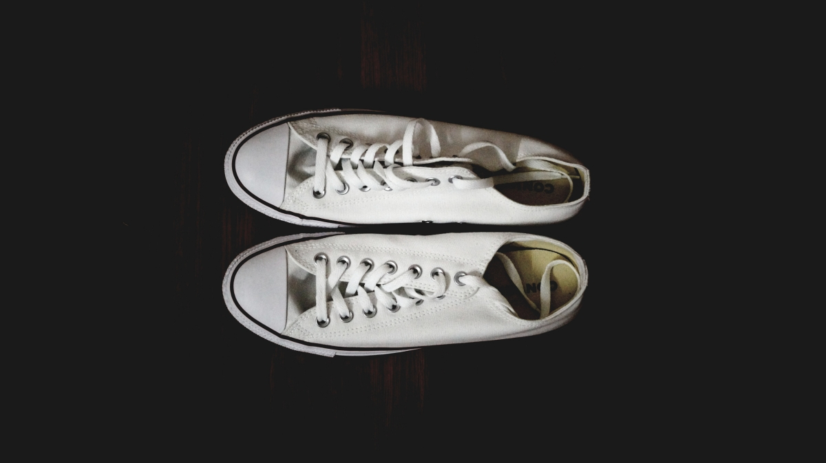 how to clean white canvas shoes without turning them yellow