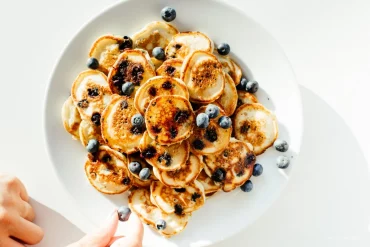mini pancakes with toppings
