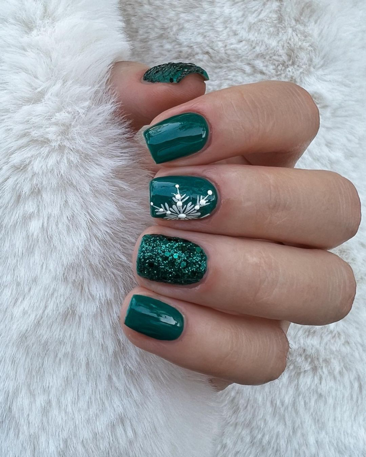 simple green nails for christmas