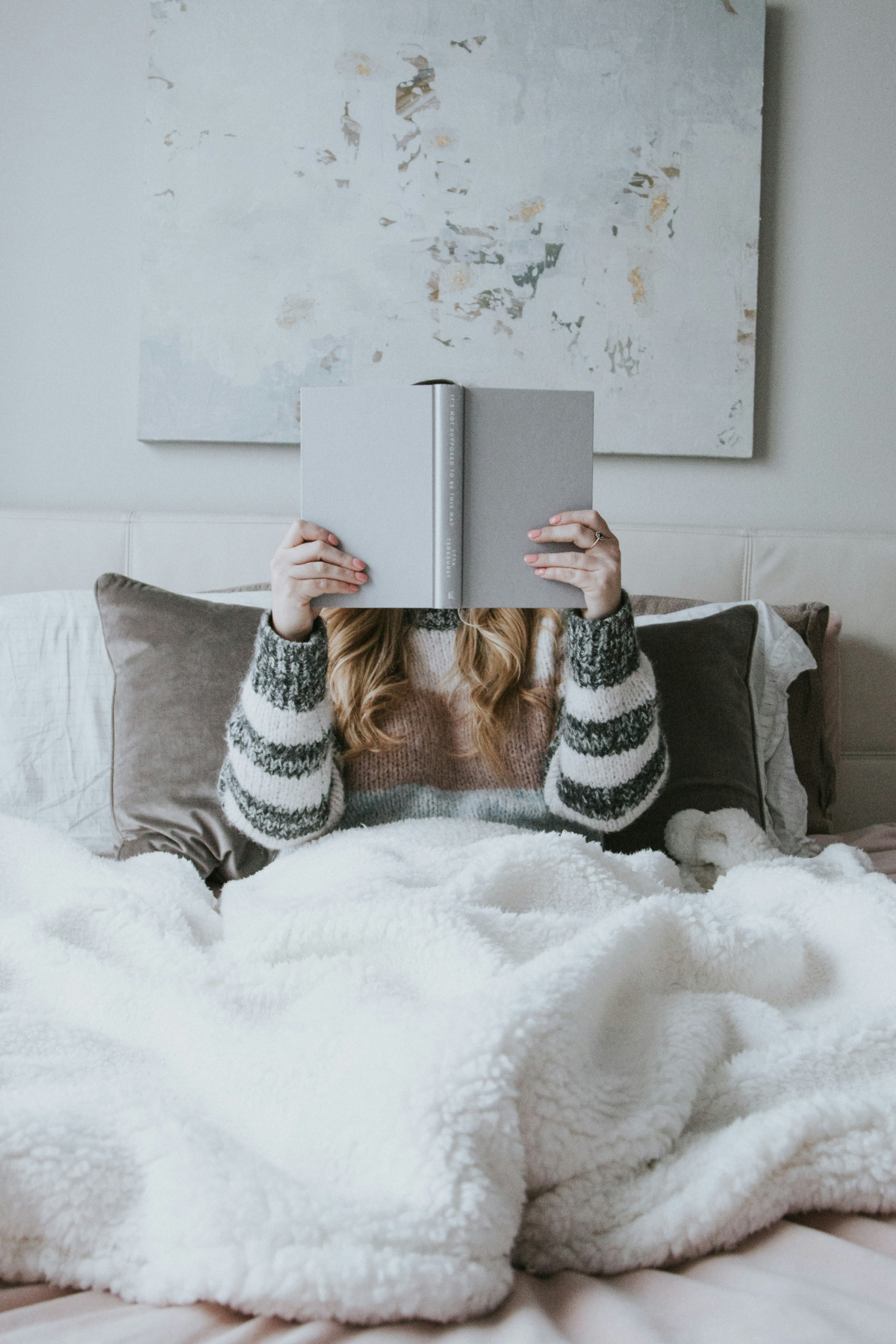 authors like colleen hoover woman reading in bed