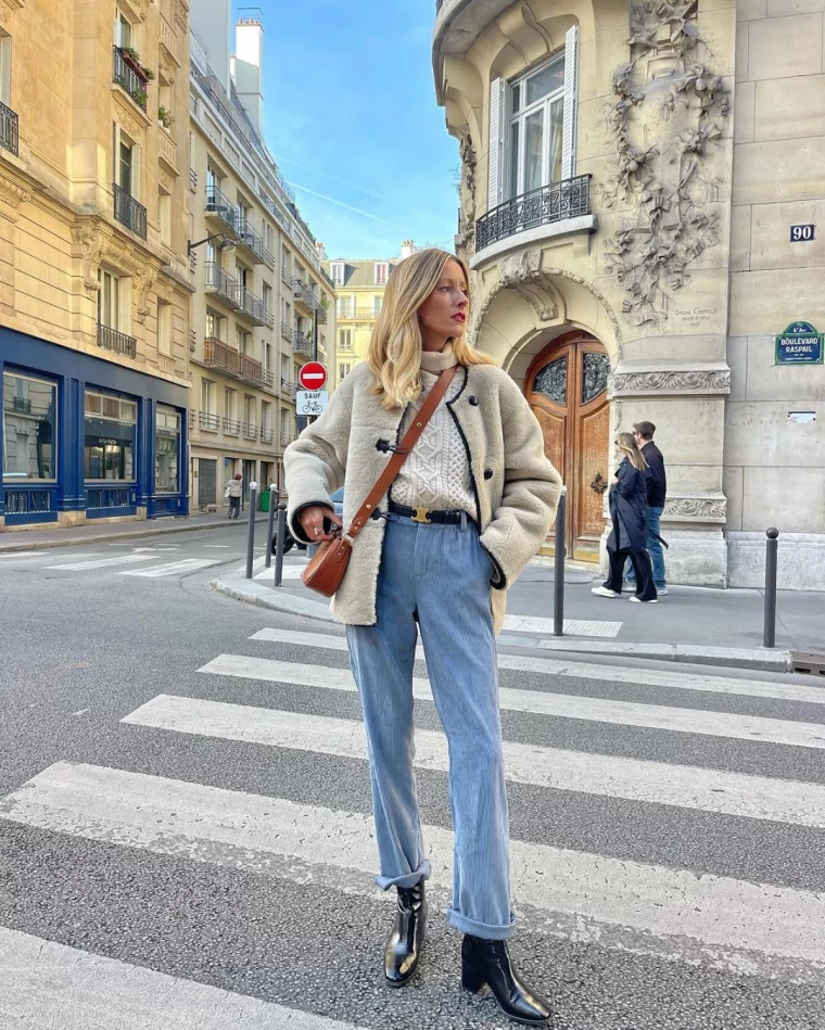 causal brunch outfit winter woman with jeans