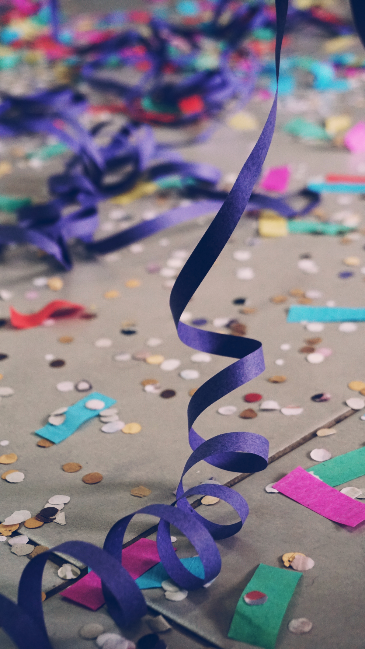 how to plan a birthday party confetti on the floor