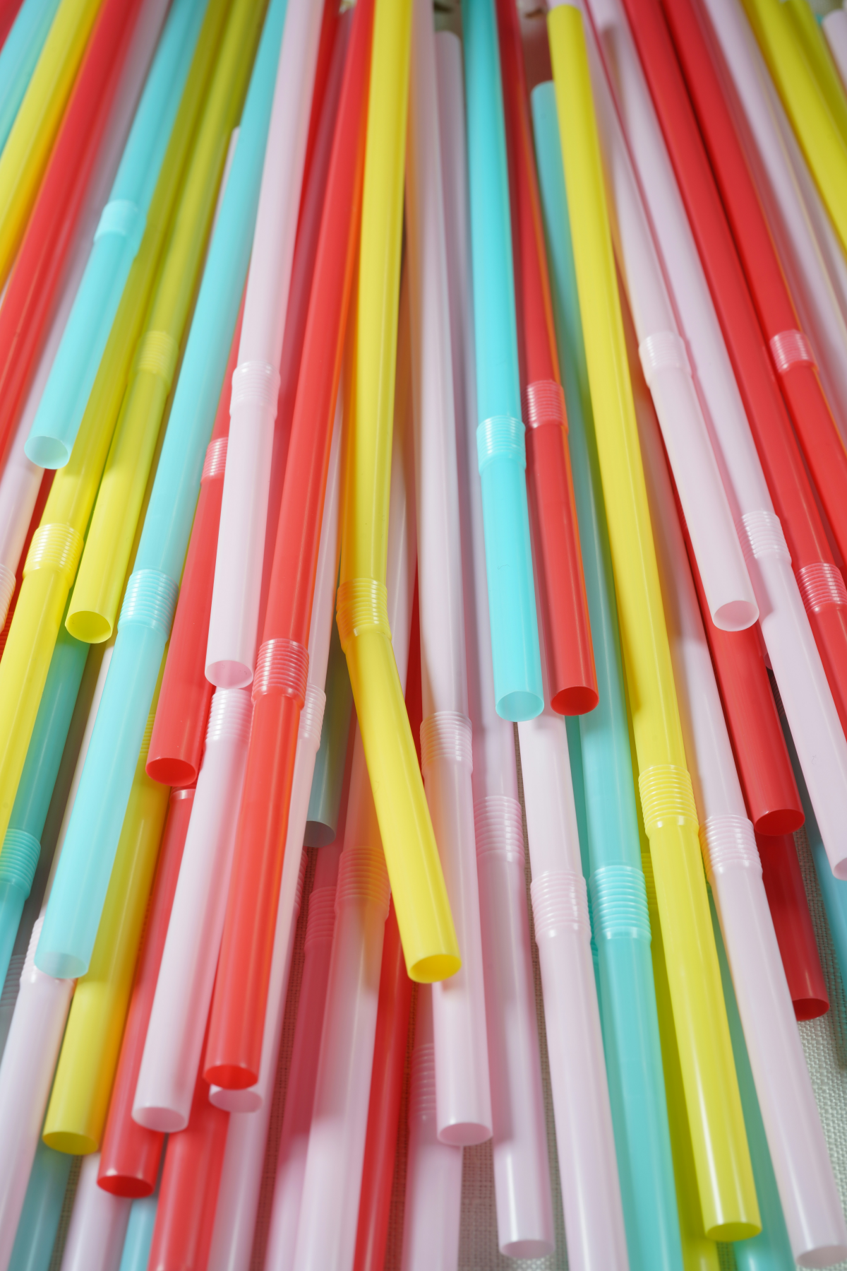 straws in many colors