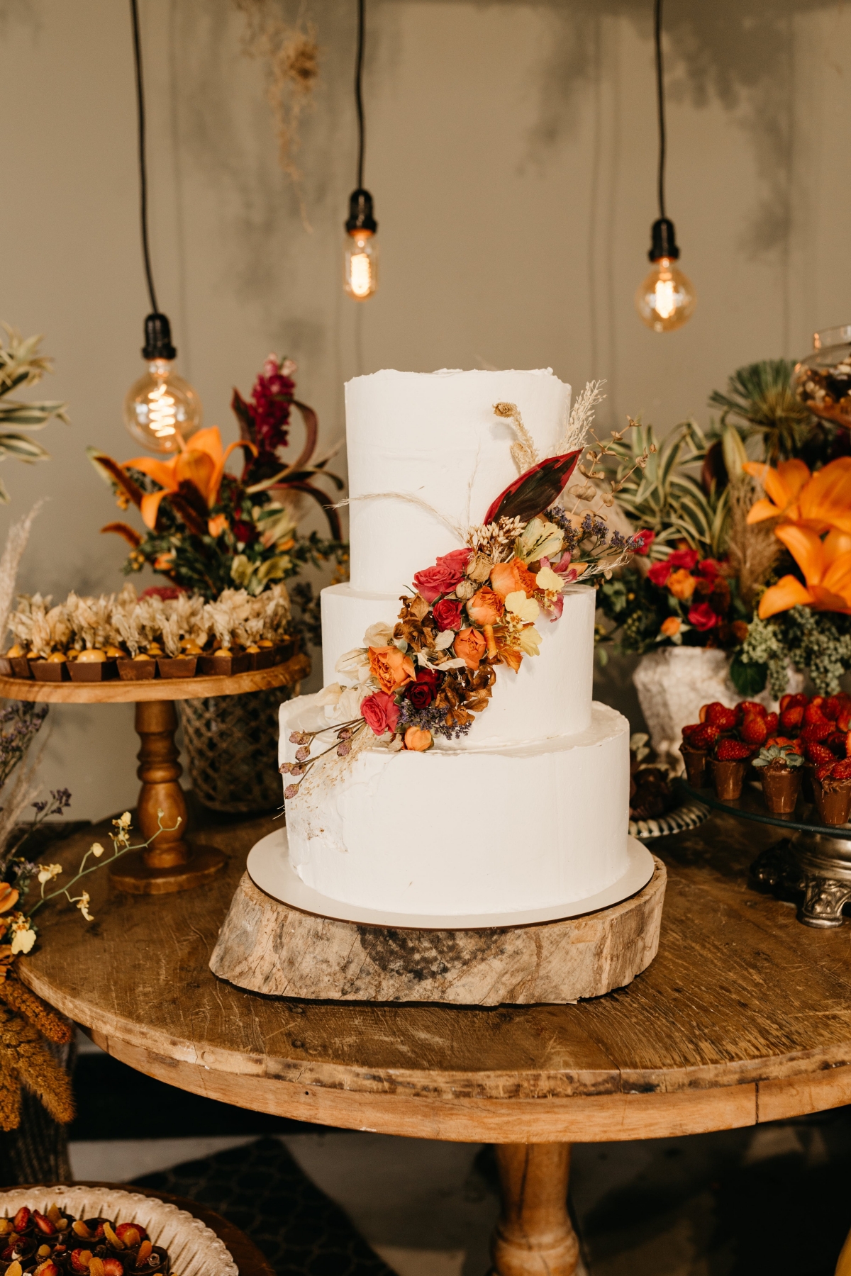 Naked Wedding Cake: A Minimalistic Option for Modern Couples