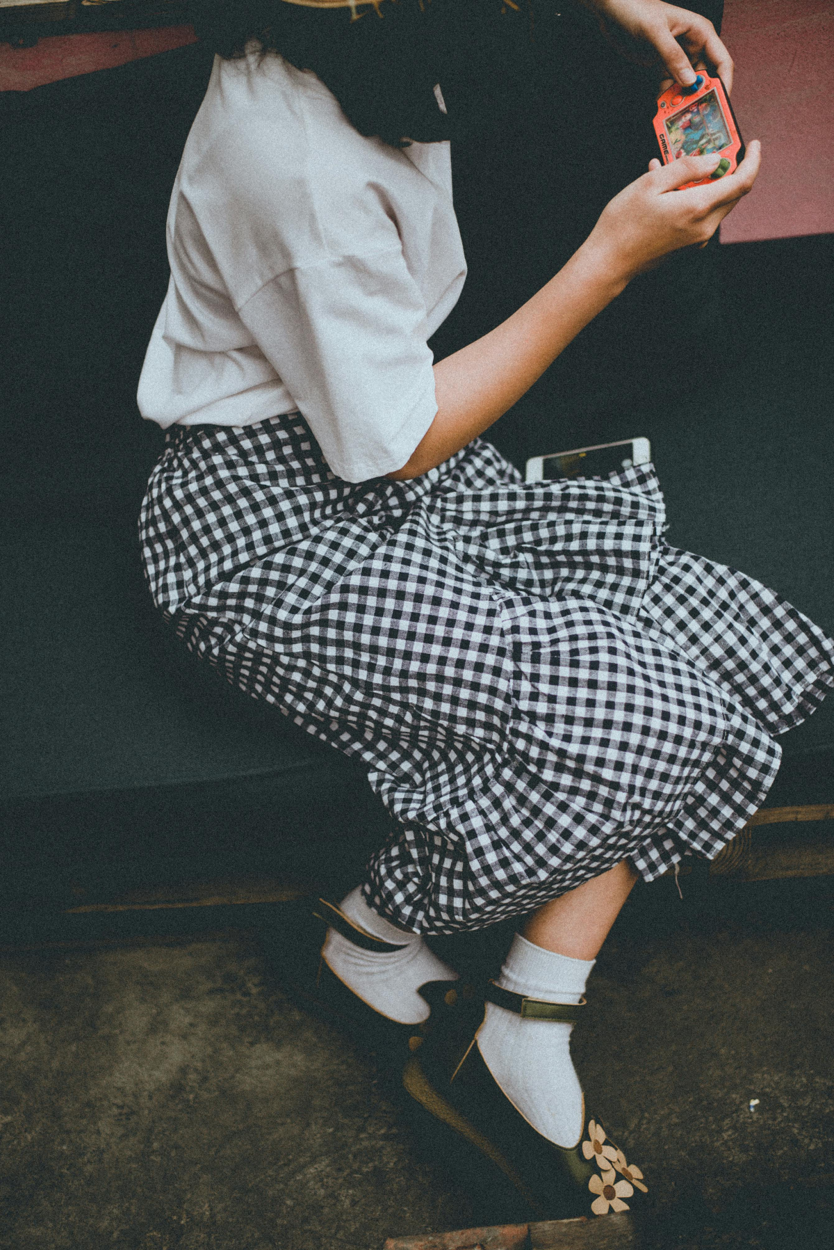 skirt styles woman with long white and black skirt