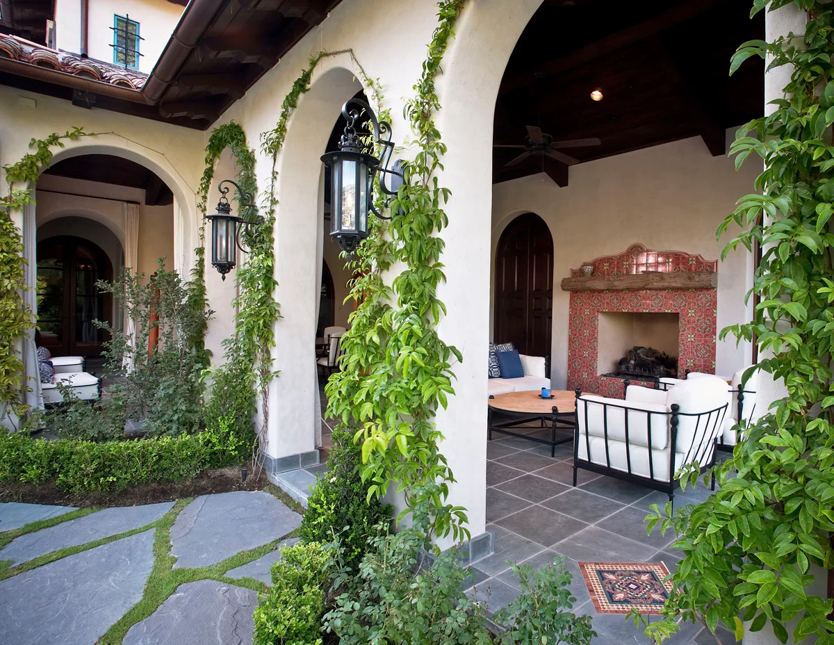 spanish style homes with courtyards