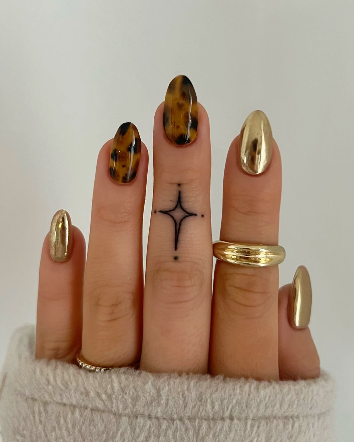 tortoise shell nails with gold chrome nails