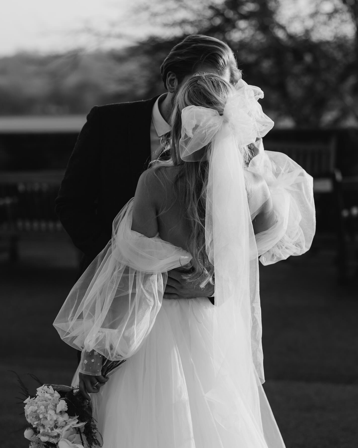 2024 wedding trends wedding kiss black and white