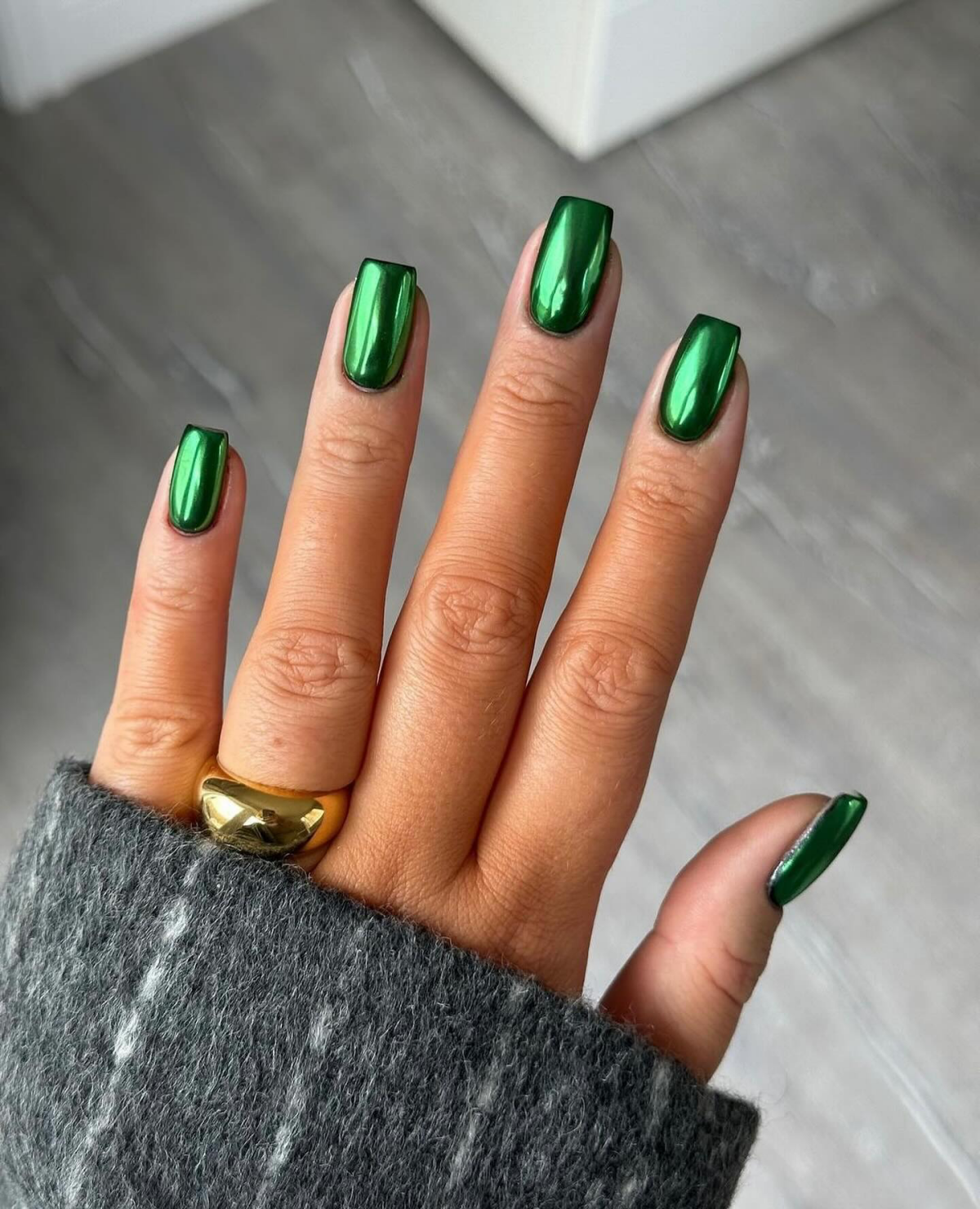 darker green nails chrome